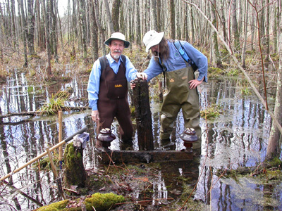 Mead and Mike Spadafora with a 1912 crossarm they
discovered in a swamp in upstate New York.